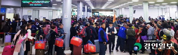 평택항 국제여객터미널이 출국 수속에만 2시간, 입국 심사에는 6시간이 걸리는 등 거북이 수속으로 이용객들이 큰 불편을 겪는 데다가 마땅한 대기공간 조차 없어 국제터미널이라는 명성에 먹칠을 하고 있다. 사진은 지난달 31일 오후 입출국 수속을 기다리는 이용객들로 북적이는 평택항 국제여객터미널 대합실. /이원근기자