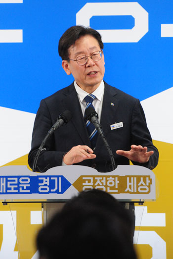 이재명 경기도지사가 4일 경기도청에서 2020년도 본예산 편성안을 발표하고 있다./노경신기자