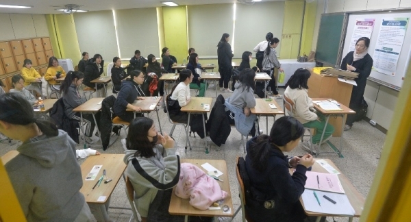 2020학년도 대학수학능력시험이 열린 14일 오전 인천 연수구 연수여고에서 수험생들이 1교시 국어영역 시험 준비를 하고 있다.조주현기자