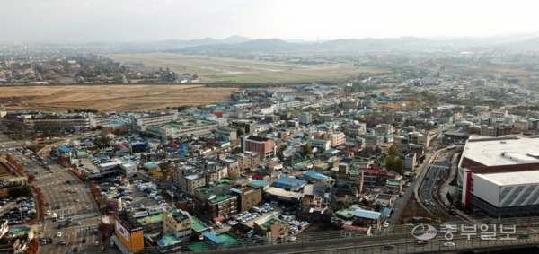 수원시 권선구 평동을 뒤로 군공항의 활주로가 보인다. 사진=중부일보DB