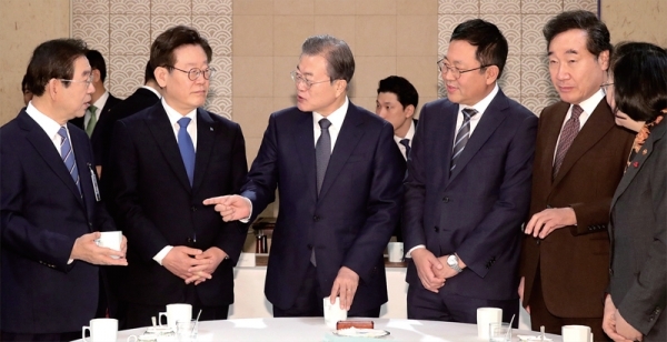 문재인 대통령과 이재명 경기도지사 등이 3일 오전 청와대에서 열린 국무회의에 앞서 대화를 나누고 있다. (왼쪽부터) 박원순 서울시장, 이 지사, 문 대통령, 박남춘 인천시장, 이낙연 국무총리. 연합뉴스
