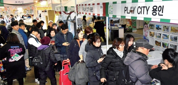 ‘경기마켓데이’ 행사가 개막된 5일 오전 고양 킨텍스 1전시장에서 관람객들이 경기도 명품 특산물 등을 살펴보고 있다. 경기농식품유통진흥원 주최•주관으로 열린 ‘경기마켓데이’는 도내 각 지역에서 생산된 명품 농•축산물과 크리스마스 분위기가 어우러진 행사로 오는 8일까지 계속된다. 전형민기자