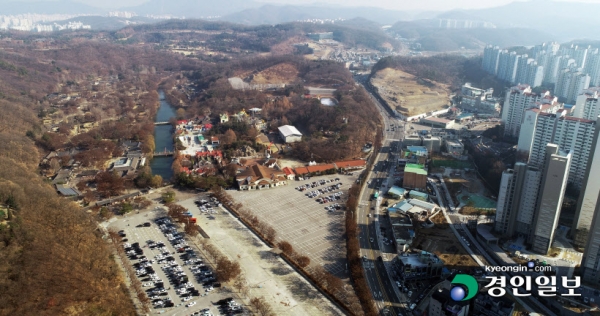 한국을 대표하는 전통문화 관광지인 용인 한국민속촌이 지난 1974년 개관이래 45년 만에 용인을 떠날 준비를 하고 있는 것으로 알려져 파문이 일고 있다. 사진은 용인 보라동 등 주변 지역 개발로 교통난을 겪으며 관광객이 감소하고 있는 용인 한국민속촌 관광단지. /임열수기자