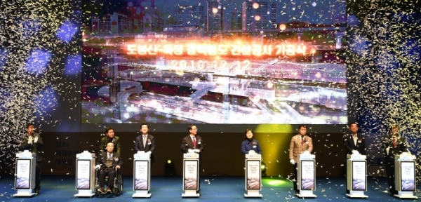 12일 오후 의정부 예술의전당 대극장에서 열린 도봉산~옥정 광역철도 건설공사 착수 기념행사에서 이화순 경기도 행정2부지사와 안병용 의정부시장, 이성호 양주시장, 정성호 국회의원 등 주요 참석자들이 착수 세리머니를 하며 기념촬영을 하고 있다. 사진=경기도청