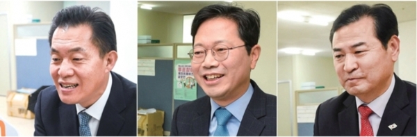 제21대 국회의원 선거 예비후보자 등록 첫날인 17일 수원시 장안구 선거관리위원회에서 수원갑 지역에 출사표를 던진 (왼쪽부터) 이재준 더불어민주당 수원갑 지역위원장, 김승원 변호사, 이창성 자유한국당 수원갑 당협위원장이 예비후보 등록 서류를 건네고 있다. /김영운 기자