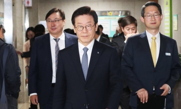 이재명 경기도지사와 측근 인사들. 왼쪽부터 이화영경기도 평화부지사, 이재명 경기지사, 김희겸 경기도 행정1부지사. 연합
