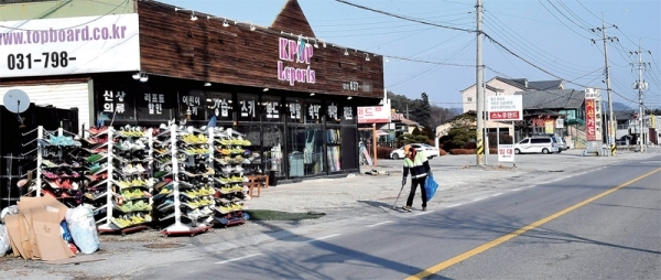 9일 이천시 한 스키장 주변 스키장비 렌털업체들이 한산한 모습을 보이고 있다. 최근 포근한 날씨와 겨울비 등 이상기온 현상이 계속되면서 도내 스키장과 주변 상권의 손님이 크게 줄어 상인들이 울상을 짓고 있다. /전형민 기자