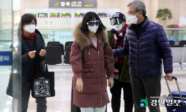 '우한 폐렴'으로 불리는 신종 코로나바이러스 감염증의 국내 확진자 4명 중 2명이 무증상 입국자로 드러나면서 지역사회 감염 확산에 대한 우려가 커지고 있다. 27일 오후 김포국제공항 국제선 입국장에서 중국 베이징출발 항공편을 통해 국내로 들어온 중국거주 입국자 부부와 마중 나온 한국 부모가 우한 폐렴 감염을 우려해 마스크와 고글을 착용한 채 공항을 나서고 있다. /김금보기자
