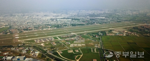 국방부가 29일 대구 군 공항 이전 공동 후보지를 선정하면서 수원화성 군 공항 이전 사업에 관심이 쏠리고 있다. 사진은 수원시 권선구 장지동, 화성시 황계동 일원에 위치한 수원화성 군 공항의 모습. 사진=중부일보DB