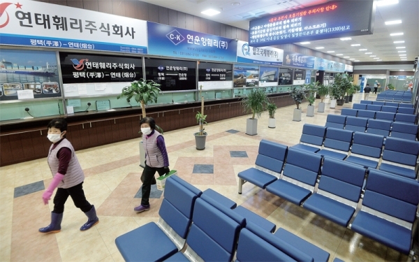 현재 의심대상자 신고 기준 고열과 호흡기 증상 있어도 中 방문이력 없으면 제외돼무증상 감염자도 전파 가능 더 촘촘한 방역체계 구축을