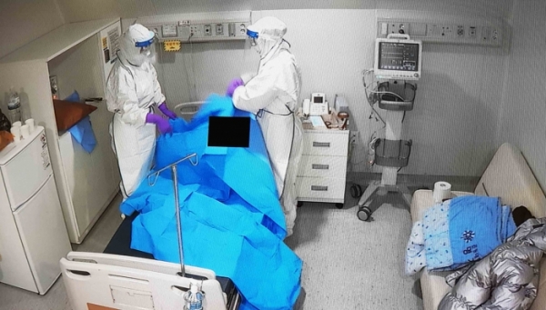 ▲ 국내 3번째 우한 폐렴 확진 환자가 음압병실에서 치료 중인 명지병원이 지난 21일부터 비상대응본부를 구성하고 선별진료소 가동에 들어갔다고 밝혔다. 또한 환자가 입원할 경우에 대비한 병원 내 대응책도 마련했다. 의료진이 중국 폐렴 확진환자가 입원한 격리음압병실에서 보호복을 착용하고 케어하고 있다. 명지병원 제공