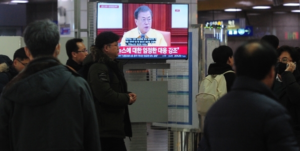 30일 수원역에서 마스크를 착용한 시민들이 신종 코로나바이러스 감염증 대응 종합 점검회의를 주재한 문재인 대통령의 모두 발언을 텔레비젼를 통해 지켜보고 있다./노경신기자