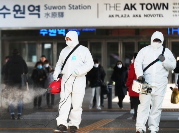 3일 오후 경기도 수원시 수원역환승센터에서 수원도시공사 관계자들이 신종 코로나바이러스 감염증(신종코로나) 확산을 막기 위한 방역작업을 하고 있다. 연합