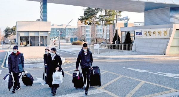 정부가 3차 전세기를 투입해 중국 후베이성 우한에 남아 있는 교민과 가족을 데려오기로 한 가운데 이들을 위한 임시 격리생활시설로 이천 합동군사대학교 부속기관인 국방어학원을 지정했다. 10일 오후 국방어학원에서 교육 중이던 교육생과 관계자들이 퇴소하고 있다. 윤원규기자