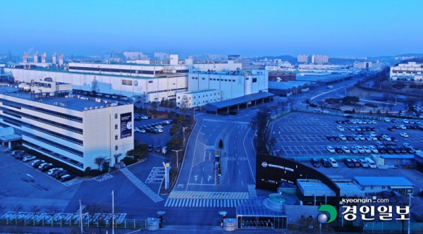 지난 2009년 쌍용차 사태를 겪은 마지막 해고 노동자 46명이 무기한 유급휴직이라는, 반쪽짜리 복직통보를 받은 가운데 온전한 복직을 바라며 출근 강행투쟁을 벌이는 그들에게 경영난과 구조조정이라는 그림자가 또다시 엄습하고 있다. 11일 먼동이 틀 무렵 평택 쌍용자동차 본사 공장이 어슴푸레 보이고 있다. /기획취재팀