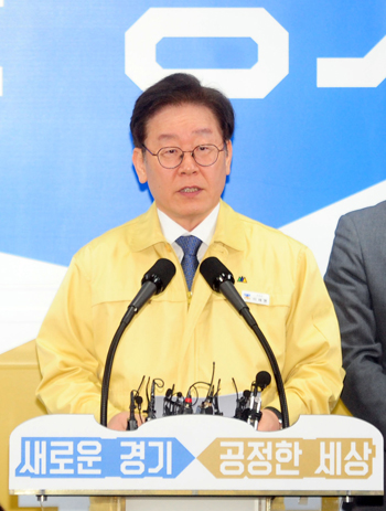 이재명 경기도지사가 24일 오전 경기도청에서 '도내 353개 신천지 시설 14일간 강제폐쇄·집회금지' 내용의 긴급 행정명령을 발표하고 있다./노경신기자