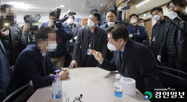 과천 신천지 시설에 대해 경기도가 긴급 강제 역학조사를 실시한 25일 오후 이재명 경기도지사가 과천시 별양동 신천지예수교회 총회본부 역학조사 현장을 찾아 관계자들과 대화하고 있다. /경기도 제공
