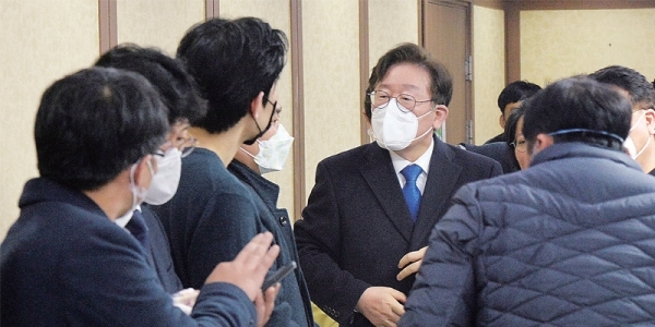 경기도가 과천 신천지예수교회 부속시설에서 코로나19 관련 강제 역학조사를 실시한 25일 오후 현장을 방문한 이재명 경기도지사가 신천지 관계자 등과 대화를 나누고 있다. 이날 경기도는 도내 신자 3만3천582명과 과천본부 집회 참석 신도 9천930명의 명단을 확보했다. 조주현기자