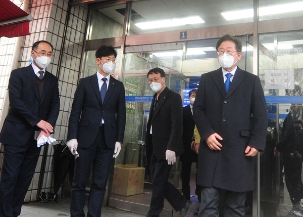 이재명 경기도지사가 25일 과천시 모 쇼핑센터에 있는 신천지예수교회 부속시설에서 진행된 신종 코로나바이러스 감염증(코로나19) 관련 경기도 역학조사 현장을 방문한 후 취재진 질문에 답하고 있다./노경신기자
