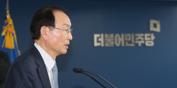 더불어민주당 최운열 중앙당선거관리위원장이 지난 26일 오후 서울 여의도 당사에서 4·15 총선 국회의원 후보 1차 경선 결과를 발표하고 있다. 연합