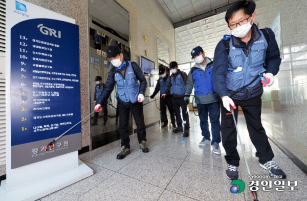 경기도가족여성연구원 직원이 코로나19 확진판정을 받은 27일 오전 수원시 장안구보건소 관계자들이 긴급방역 작업을 하고 있다. 경기도는 감염 확산을 방지하기 위해 같은 건물을 사용하는 경기관광공사, 경기복지재단, 경기연구원, 경기도평생교육진흥원, 경기도광역치매센터 등 6개 기관에 대해 휴원과 함께 상주하는 근무직원 392명 전원을 재택근무로 전환하도록 조치했다. /김도우기자