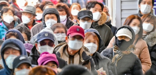 5일 공적 마스크가 판매된 수원시내 한 대형마트 앞에서 시민들이 불안한 눈빛으로 차례를 기다리고 있다. 코로나19의 확산으로 물질적 피해뿐 아니라 심리적인 불안감을 호소하는 시민들이 급증, 정서안정에 대한 대책이 요구되고 있다. 윤원규기자