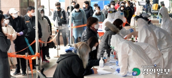 10일 수도권 최대 코로나19 집단 감염이 발생한 서울 구로구 코리아빌딩 앞에 마련된 임시 선별진료소가 코로나19 검사를 받기 위해 찾아온 입주자들로 붐비고 있다. 이 건물 콜센터 직원 확진자는 10일 정오 기준 경기 14명, 인천 13명 등으로 접촉자를 포함하면 총 50명으로 추산된다. /김도우기자