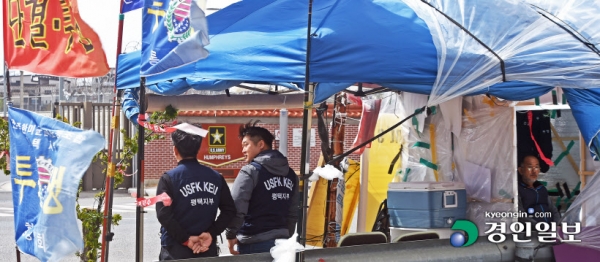 한미 방위비 분담 협상이 난항을 겪으면서, 볼모로 잡힌 주한미군 내 한국인 근로자들이 지난 1일부터 무급휴직 상태에 놓여 생계에 어려움을 겪고 있다. 22일 오후 평택 캠프험프리스 동창리 게이트 앞에서 26일째 철야 농성 중인 강제 무급휴직 피해 근로자들이 이야기를 나누고 있다. /김금보기자