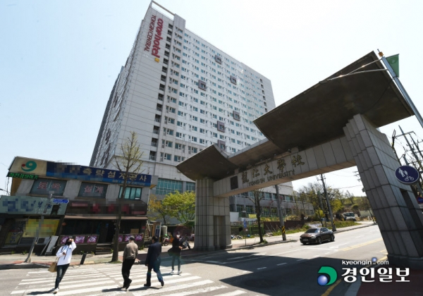용인대학교가 임대차계약을 맺고 학생 기숙사로 활용하는 숙박시설이 수분양자들과의 계약문제를 겪으면서, 기숙사를 사용하는 학생들의 피해가 우려되고 있다. 사진은 28일 문제가 불거진 용인대입구 삼거리에 위치한 용인센트럴코업 오피스텔. /김금보기자
