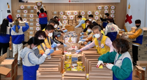 코로나19 국내 확진자 발생 100일째인 28일 수원시 권선동 대한적십자사 경기도지사에서 적십자 봉사원과 대학RCY 단원들이 도내 의료원 6곳(수원•의정부•파주•이천•안성•포천)에 전달할 응원 간식 세트를 만들고 있다. 건강즙, 에너지바 등으로 구성된 간식 세트는 황금연휴 기간에도 코로나19 대응을 위해 근무하는 의료진을 응원하기 위해 마련됐다. 전형민기자
