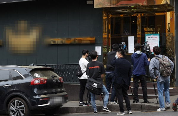7일 오후 신종코로나 바이러스 감염증(코로나19) 확진자가 다녀간 서울 이태원의 한 클럽 앞에서 기자들이 취재를 하고 있다. /연합뉴스