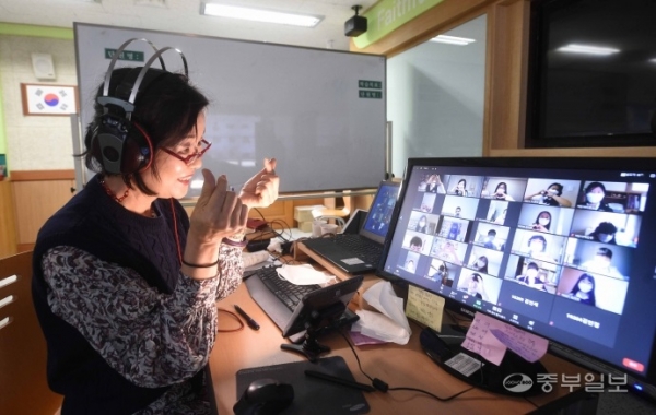 스승의 날을 하루 앞둔 14일 오전 성남시 운중중학교에서 학생들이 온라인 쌍방향 수업 진행 중 감사의 마음을 전하며 하트를 만들자 교사가 보답으로 손가락 하트를 만들어 보이고 있다. 김영운기자