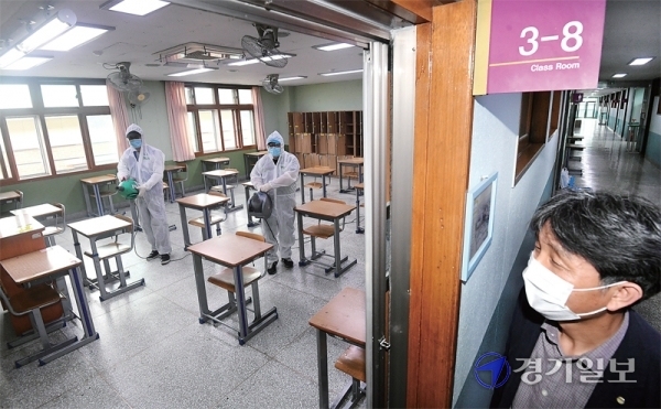 고3 학생들의 등교 개학을 하루 앞둔 19일 오후 수원의 한 고등학교 3학년 교실에서 교사와 방역담당자들이 소독작업을 하며 학생맞이 준비를 하고있다. 이날 유은혜 사회부총리 겸 교육부 장관은 “고3 이외의 학년은 격주, 격일, 주 1회 이상 등교 등의 방식으로 등교수업과 원격수업을 병행할 방침”이라고 말했다. 조주현기자