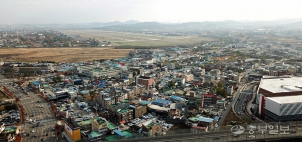 수원시 권선구 평동을 뒤로 군공항의 활주로가 보이고 있다. 사진=중부일보DB