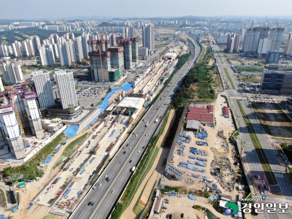 경부선 직선화 사업 완공 일정이 2023년으로 연기되면서 1·2로 나눠진 동탄신도시의 생활권 통합과 교통 정체 해소도 미뤄지게 됐다. 사진은 27일 총길이 4.7km 직선화사업 구간 중 지하화 공사 구간. /김금보기자