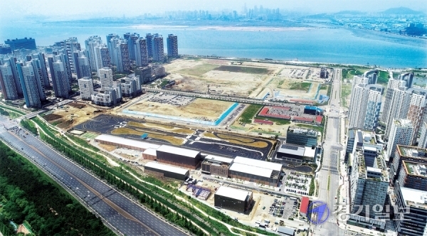 3일 경제자유구역으로 지정된 시흥 배곧지구에서 서울대 시흥스마트캠퍼스 등 건설공사가 한창이다. 이곳에는 1조6천681억 원이 투입돼 오는 2027년까지 육•해•공 무인이동체 연구단지와 국제적 교육•의료복합단지 등이 조성될 계획이다. 김시범기자