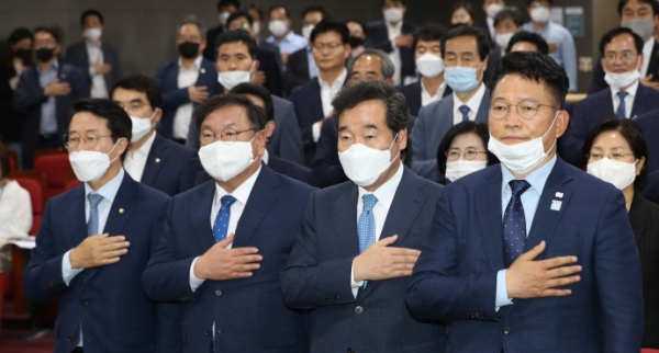 더불어민주당 조정식 정책위의장(왼쪽부터), 김태년 원내대표, 이낙연 코로나19국난극복위원장, 송영길 의원이 지난 4일 오후 서울 여의도 국회 의원회관에서 열린 ‘자치와 균형 포럼’ 간담회에서 국기에 대한 경례를 하고 있다. 사진=연합.