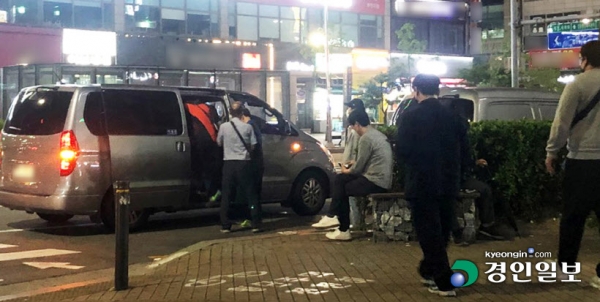 부천 상동역 앞 이른바 '터미널'로 불리는 셔틀정거장에서 대리기사들이 일반승합차 셔틀에 탑승하고 있다. /김도란기자