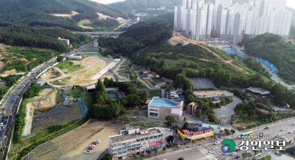 용인 역삼지구 개발사업이 시행사와 조합간 분쟁으로 10여년째 표류하면서 각종 개발사업의 지연은 물론 입주예정자들의 피해가 늘어나고 있다. 사진은 용인시 처인구 역북동 363번지 일대 69만2천140㎡ 규모로 조성되는 용인 역삼지구. /김도우기자