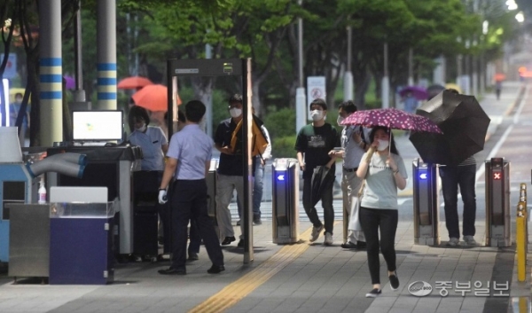 삼성전자 수원사업장에서 일하는 한 협력업체 직원이 신종 코로나바이러스 감염증(코로나19) 확진 판정을 받아 확진자가 일한 건물을 폐쇄하고 해당 건물에서 근무하는 직원 1200여명이 재택근무에 들어간 가운데 사진은 10일 오후 수원시 삼성전자 수원사업장의 모습. 김영운기자