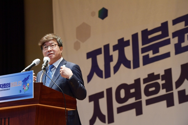 ▲ 염태영 수원시장이 더불어민주당의 전국자치분권민주지도자회의 상임대표로 선출된 뒤 “자치분권 이라는 시대정신을 실현하기 위해 힘을 모으자”고 강조하고 있다./박건기자