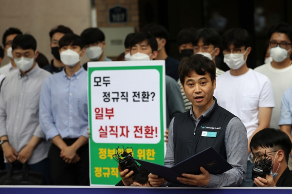 ▲ 입장 발표하는 장기호 인천공항 노조위원장 [사진=연합뉴스]