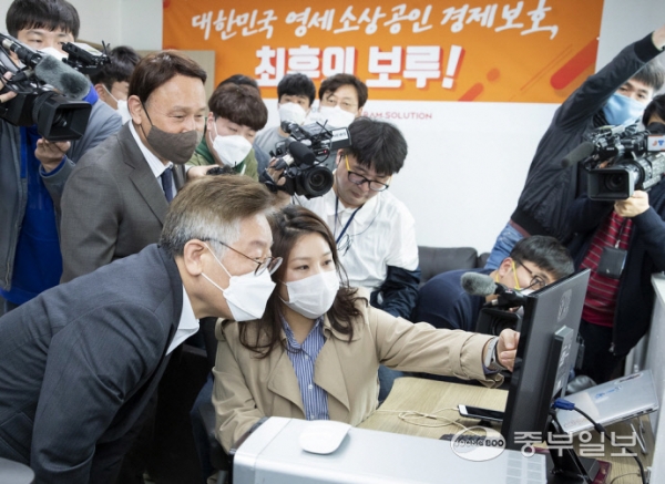 17일 이재명 경기도지사가 공공배달앱 전략수립을 위하여 군산시의 공공배달앱 배달의 명수 운영업체를 방문해 업체 직원과 함께 모니터를 보며 운영사항 등에 대한 설명을 듣고 있다. 사진=경기도청