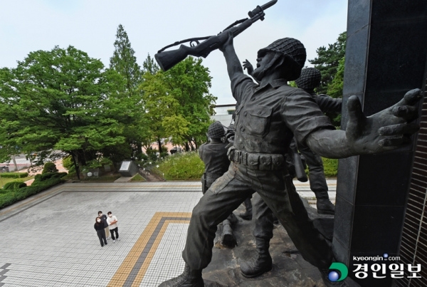 한국전쟁 70주년을 맞은 25일 오후 오산시 죽미령평화공원에 유엔군초전기념비가 세워져 있다. 한국전쟁 당시인 1950년 7월 4일 북한군이 수원을 점령하자, 미 제24사단의 선발대인 스미스 특수임무부대가 오산에 배치되어 죽미령에서 북한군과 격전을 벌였다. 죽미령 전투는 미군을 필두로 한 유엔군이 북한군을 가장 처음 마주한 전투로 평가받는다. 비록 전투에서는 패배 했지만, 이를 계기로 세계 우방국들의 유엔군 참전이 줄을 잇게 되었다. /김금보기자