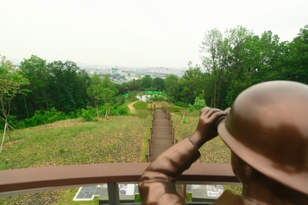 오는 7월 5일 개장을 앞둔 죽미령 평화공원에 설치된 스미스부대원 조각상이 망원경으로 전방을 관측하고 있다. 오산시는 이곳에서 역사 교육을 넘어 미래교육을 향한 첫걸음을 준비 중이다. 사진=오산시