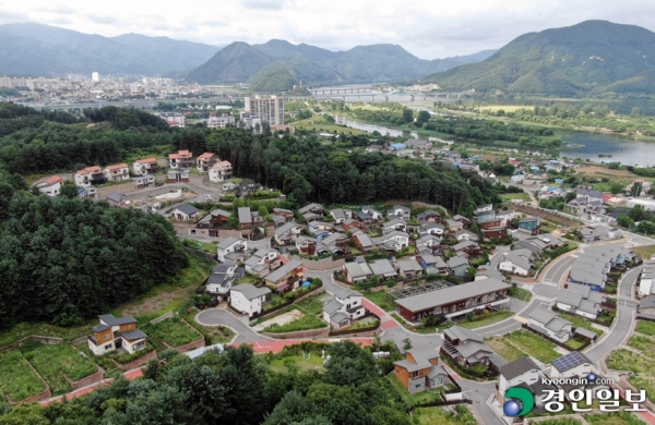 경기도시공사와 민간사업자가 공동으로 건설한 가평 달전리 전원주거단지(북한강 동연재)가 대규모 사기 시비에 놓였다. 이곳 피해 입주민들은 분양사기로 인한 피해에 대해 경기도시공사의 보상책임을 주장하고 있다. 사진은 논란이 일고 있는 가평군 가평읍 동연재로 30 일원 달전리 전원주거단지. /김금보기자