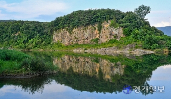 한탄강 지질공원이 7일 프랑스 파리에서 개최된 '유네스코 제209차 집행이사회'에서 세계지질공원으로 최종 인증됐다. 세계지질공원은 미적, 고고학적, 역사·문화적, 생태학적, 지질학적 가치를 지닌 곳을 보전과 함께 관광자원으로 활용하고자 지정한다. 사진은 포천시의 한탄강 아우라지베개용암 주상절리. 윤원규기자