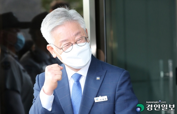 '친형 강제입원'과 관련한 허위사실 공표 혐의에 대해 2심에서 당선무효형을 선고받았다가 대법원의 원심 파기환송으로 지사직을 유지하게 된 이재명 경기도지사가 16일 오후 경기도 수원시 경기도청에서 주먹을 불끈 쥐고 있다. /김도우기자
