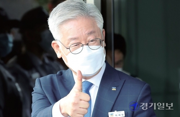 16일 오후 ‘친형 강제입원’ 관련 허위사실 공표 혐의에 대해 대법원에서 무죄 취지의 파기환송 판결을 받은 이재명 경기도지사가 도청에서 소감을 밝힌 뒤 지지자들에게 인사하고 있다. 김시범기자