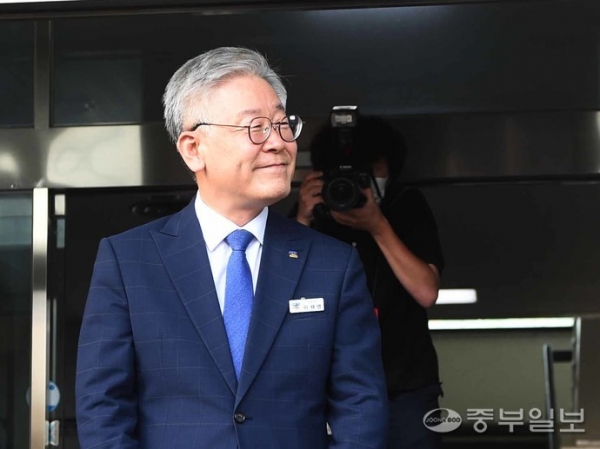 2심에서 당선무효형을 선고받았다가 대법원의 원심 파기환송으로 지사직을 유지하게 된 이재명 경기도지사가 16일 오후 수원시 경기도청에서 입장을 밝히며 미소를 짓고 있다. 김영운기자